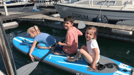 Knder auf Bootsteg mit Wasser Spaß 