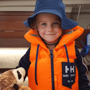 Kinder im Segeltraining auf dem See