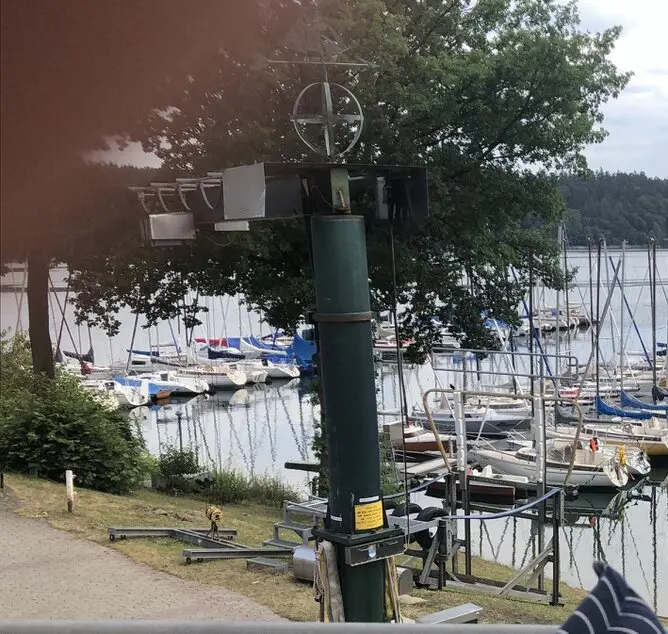 Kran und Slip am Yachtclub