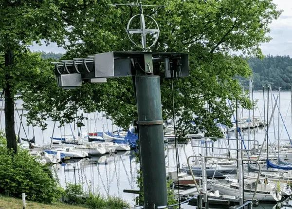 Kran und Slip am Yachtclub
