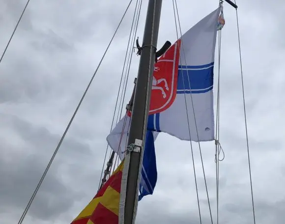 Familien am Steg eines Segelclubs am See